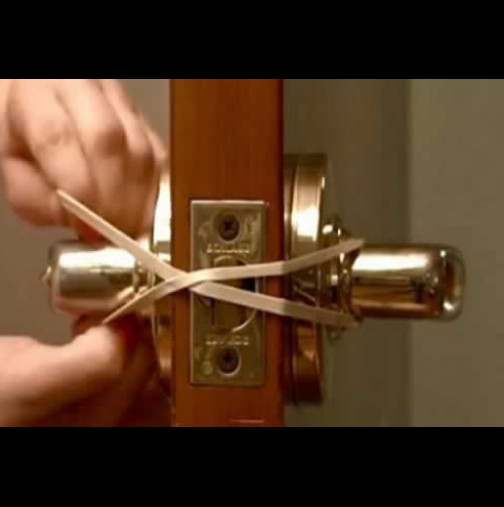 Когато видите защо сложила ластик на бравата на вратата, веднага ще направите същото! (ВИДЕО)