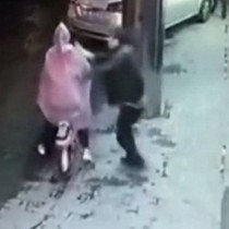 Шокиращо видео: Мъж нападна жена насред пътя и никой не й помага