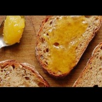 Намажете мед и канела върху филия хляб и яжте това всеки ден