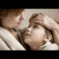 Първа помощ при температурни гърчове на децата: Поставете детето в ...
