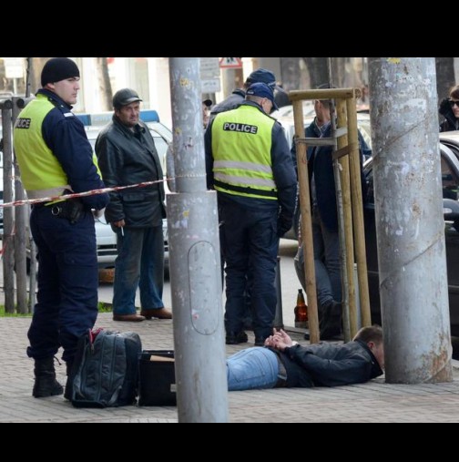 Първи снимки от мястото на екшъна в мола в София! Има натръшкани на тротоара! Ето какво се случва