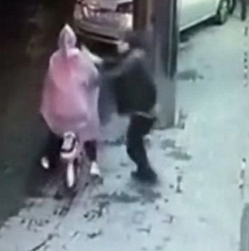 Шокиращо видео: Мъж нападна жена насред пътя и никой не й помага