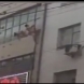 Снимаха, как гол мъж пада от 3-ия етаж, бягайки от съпруга на любовницата си-Видео