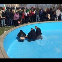 Български полицаи спасиха паднала в басейн жена
