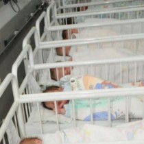 Жена роди близнаци и се отказа от тях веднага! Бебетата са в ...