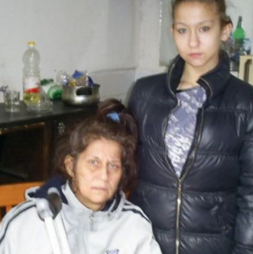 Болна от рак и 17-годишната й дъщеря остават на улицата, без помощ и без надежда, заради ...