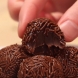  Шоколадови топчета само от 3 съставки и то без печене. Мозъкът ви ще експлодира от кеф (Видео)