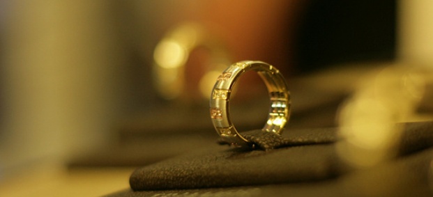 Брачен пръстен напомня за годишнината от сватбата