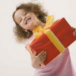 Трябва ли да купуваме скъпи подаръци на детето си