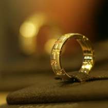Брачен пръстен напомня за годишнината от сватбата