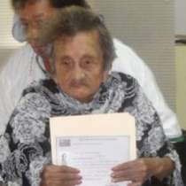 Жена на 100 години получи диплома за основно образование 