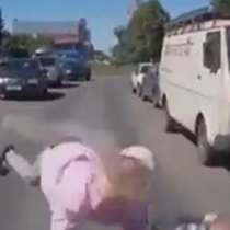 ВИДЕО-Майка хвърли децата си пред кола!