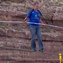 Страхотно видео на мъж прекосяващ Гранд каньон по тънко въже!