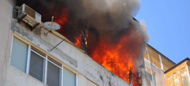 Жена изгоря жива при пожар в апартамент-Видео