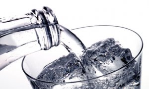 По колко вода е полезно да пием на ден и защо