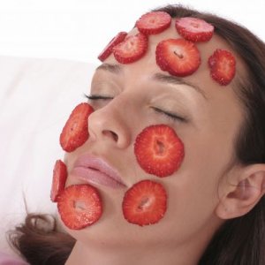 Домашни пролетни маски за лице с ягоди