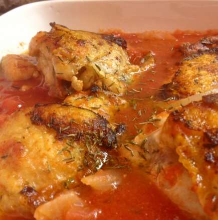 Пиле-яхния в доматен сос