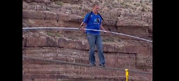 Страхотно видео на мъж прекосяващ Гранд каньон по тънко въже!