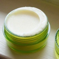 Лесна рецепта за натурален дезодорант само от 3 съставки, който не дразни кожата, не съдържа химикали и ухае страхотно