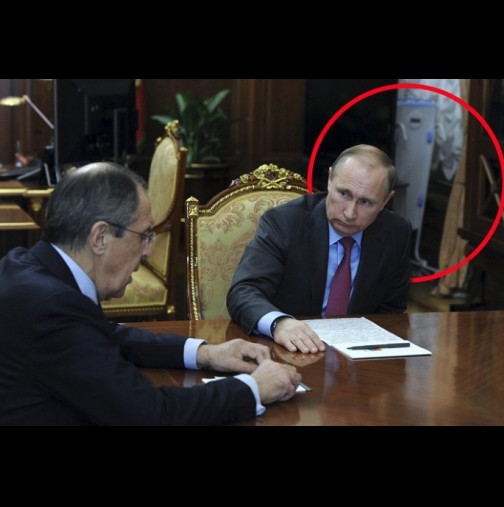 Хит снимка запали Интернет: Какъв е този странен предмет в кабинета на Путин?