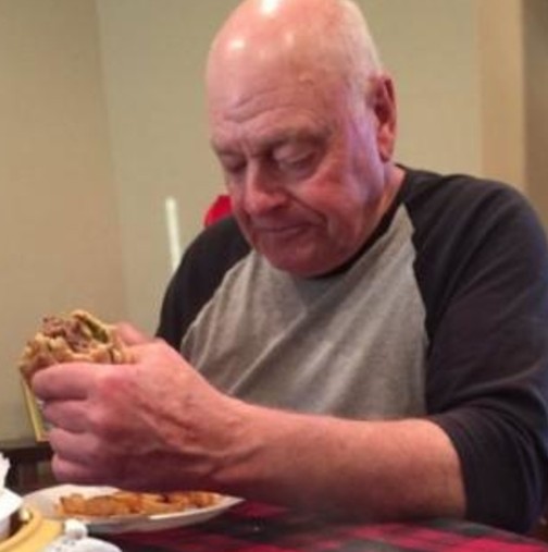 История, която ще ви разплаче: Този дядо направил вечеря за внуците си, но ...