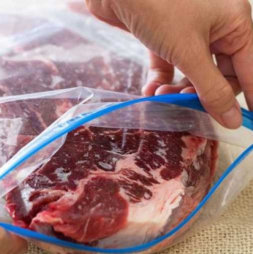 Ето как да размразите месо само за 5 минути без микровълнова? Всяка домакиня трябва да знае този трик (Видео)