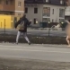 Това не се вижда всяка сутрин: Гола жена гони мъж по улицата