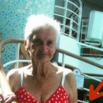 Семейството ѝ я убеди да носи бански на 90 години! И снимката стана много популярна в интернет!