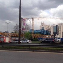 Две жени пострадаха, след като строителен кран падна върху бензиностанция при „София Ленд” в столицата (Снимки)