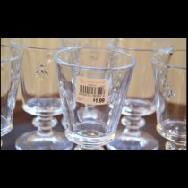 Как да премахнете лепкавите следи от цената на стъклените чаши?