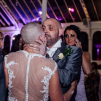 Булка обръсна главата си по време на сватба, заради съпруга си! 