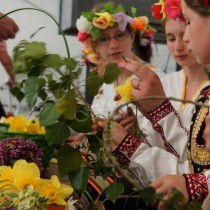 На Цветница се слага на трапезата питка, риба и чорба от лапад. Не бива да се слагат ...