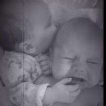 Майка проверява плачещото си бебе и открива неговата сестра близначка да прави нещо, което тя никога не е очаквала!