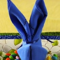 Как да украсите и свиете салфетките под формата на Великденски заешки уши! Видео  