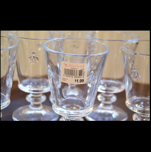 Как да премахнете лепкавите следи от цената на стъклените чаши?
