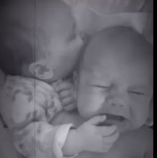 Майка проверява плачещото си бебе и открива неговата сестра близначка да прави нещо, което тя никога не е очаквала!