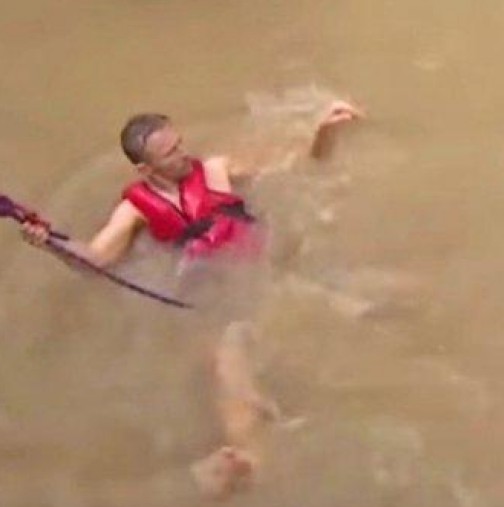 Няма да повярвате! Мъж рискува живота си, като скочи в бурни води, за да спаси... Вижте какво