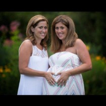 Жена дава най-невероятният подарък на своята идентична близначка - история показва колко е невероятна връзката между две сестри