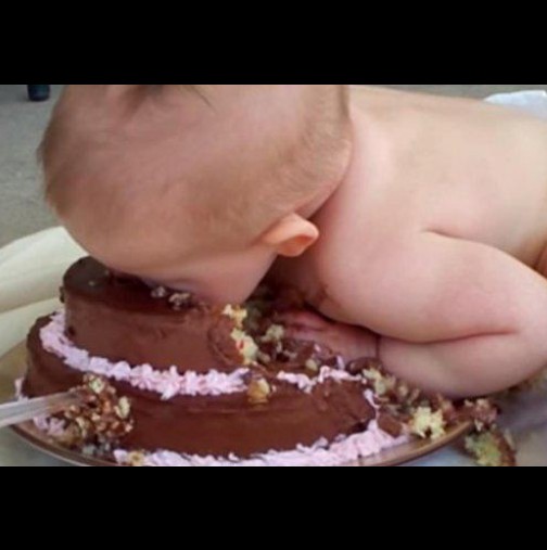 Бебе получи торта за първият си рожден ден. Погледни обаче какво направи, родителите му...