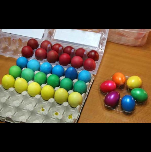Ето как да си боядисаме яйцата напълно натурално без грам химикали