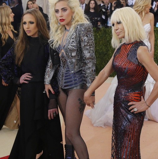 Всички изпаднаха в потрес! Какво е обула Лейди Гага! Вижте и фамозните рокли на звездите!