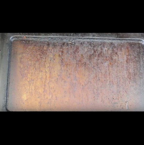 Гениален трик за лесно почистване на мръсното стъкло на фурната без препарати
