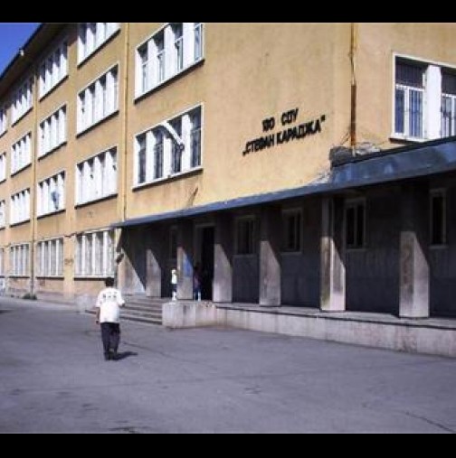 Извънредно: Дете стреля пред училище в София!
