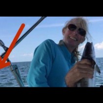 Съпруг направи снимка на жена си в лодката, но забелязва зад нея нещо, не оставя сърцето му в покой!