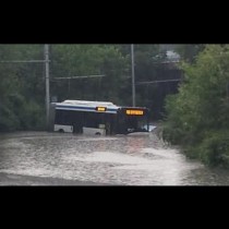 Извънредно! Варна е под вода! Потъна цял автобус на Градския транспорт (Снимки)