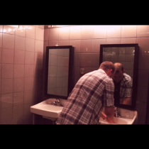 Той си измива ръцете в тоалетната на нощния клуб. Сега обърни внимание на огледалото и защо мъжът се шокира и остана без думи