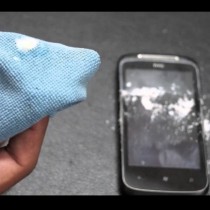 Лесен и евтин трик, с който ще премахнете всички драскотини от телефона си. Вижте го (ВИДЕО):