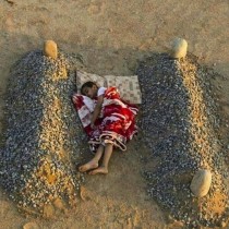 Малко момиченце, спи между гробовете на своите родители... \
