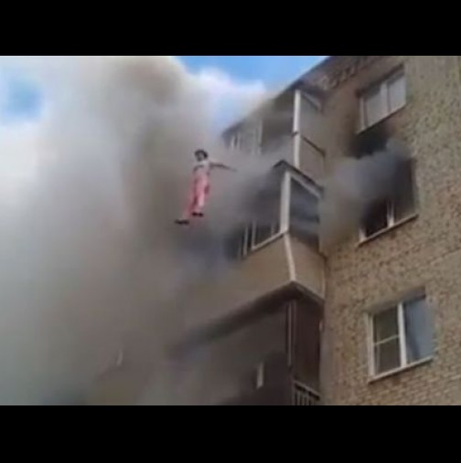 4-членно семейство се хвърли през балкона, за да се спаси от пожар в дома си 