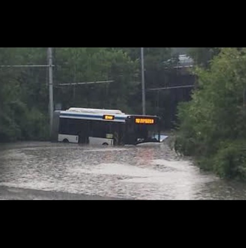 Извънредно! Варна е под вода! Потъна цял автобус на Градския транспорт (Снимки)